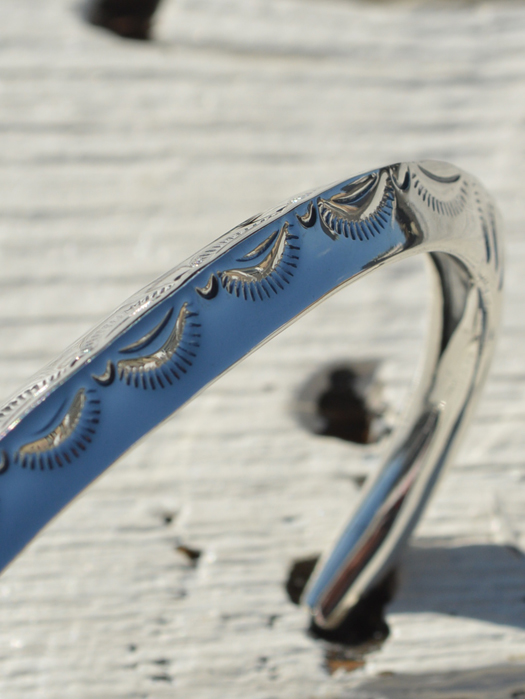 BR-0083 TRIANGLE TAPERED END BRACELET (LEAF)