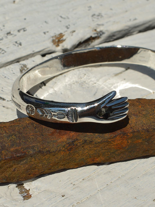 BR-0149 LADIE'S LOVE HANDS BRACELET