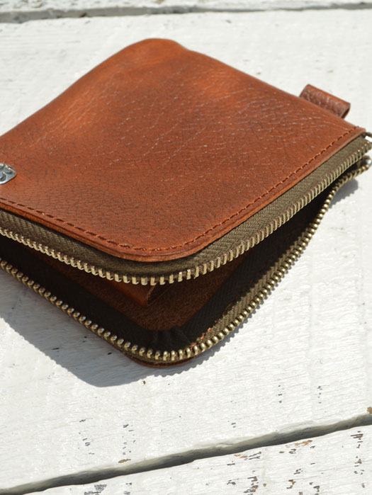 LT-0122 EMBOSSED L ZIPPER SHORT WALLET